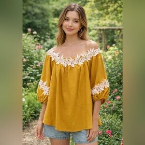 Blush Crop Woman’s appliqué cream and gold Blouse. Size L  NWT